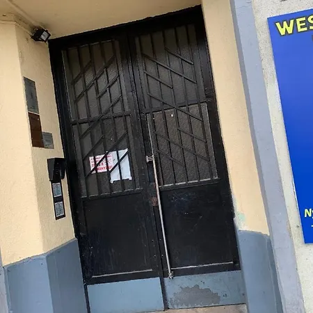 West * Budapeste
