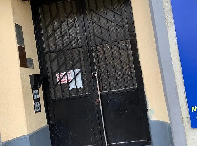 West * Budapešť